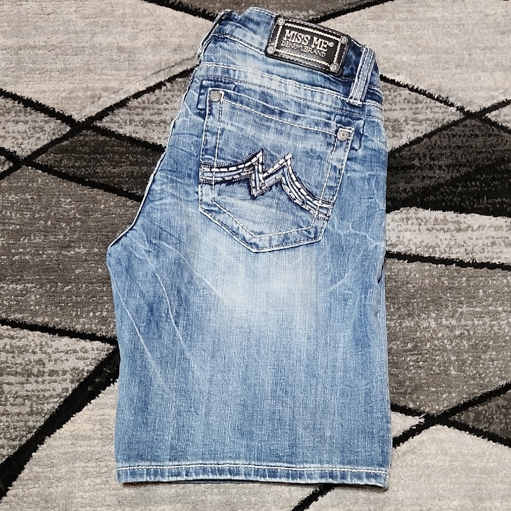 MISS ME EMBROIDERED METALLIC SIGNATURE "M" LOGO BOYFRIEND DENIM SHORTS